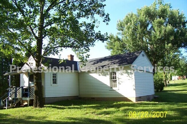 Building Photo - Country Living