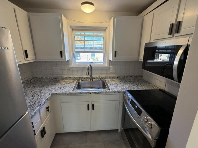 Building Photo - 1241 Elm St