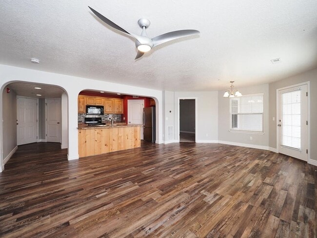 Building Photo - Beautiful Daybreak Condo