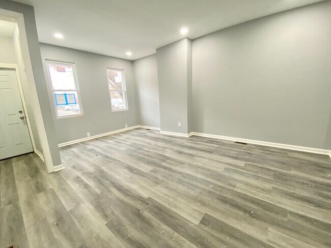 Foto del edificio - Three-Bedroom Home with a Private Back Patio