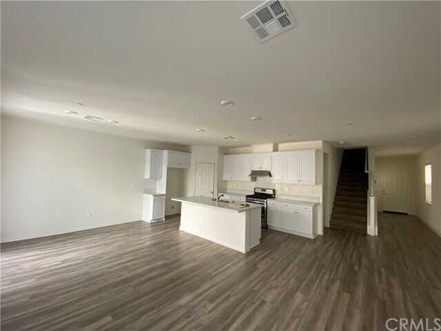 Building Photo - 2383 Vineyard St
