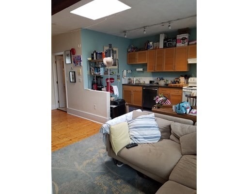 Primary Photo - 360 Main St