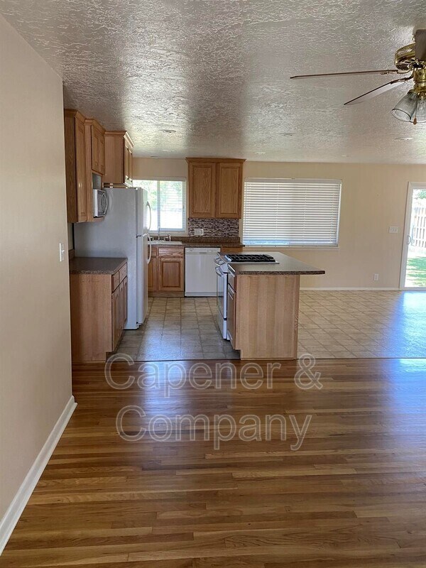 Building Photo - 524 W 700 S