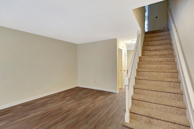 Foto del edificio - Rare end unit Summerville Townhome!!