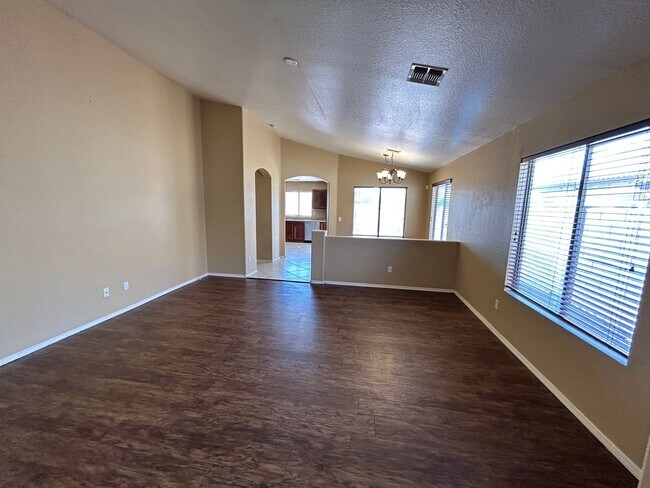 Building Photo - ? Large 4Bdm 3Ba Avondale Home *NO* Carpet ?