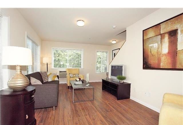 Building Photo - Townhouse Style Duplex 2 bedroom 2.5  bath...