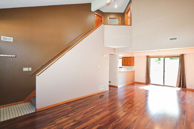 Building Photo - 1009 Lakewood Dr