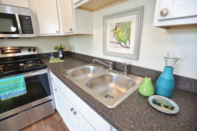 Foto del edificio - COMPLETELY UPDATED & READY 05-08-26!! 2-Bedroom 2nd Floor Duplex Just Minutes to the Beach!