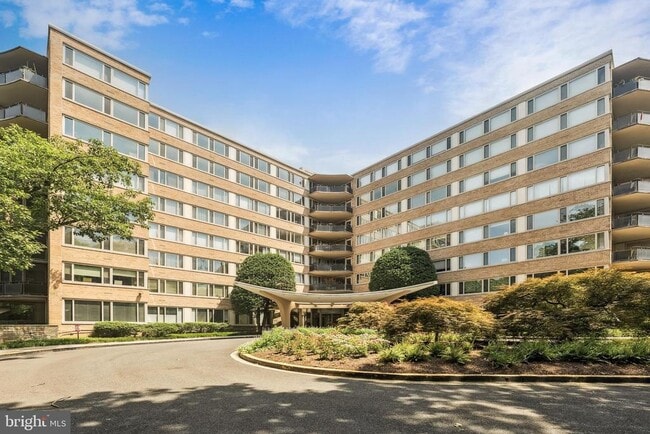 Foto del edificio - 4101 Cathedral Ave NW