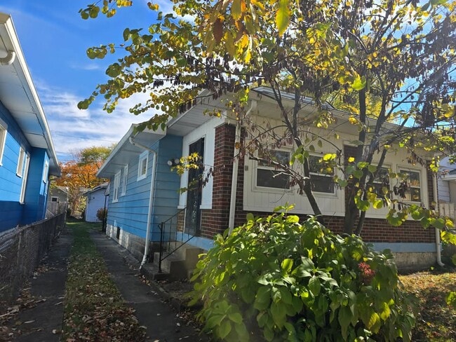 Building Photo - 709 N Drexel Ave