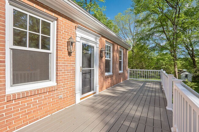 Building Photo - Spacious and Charming 5 BR/3 BA Single-Fam...