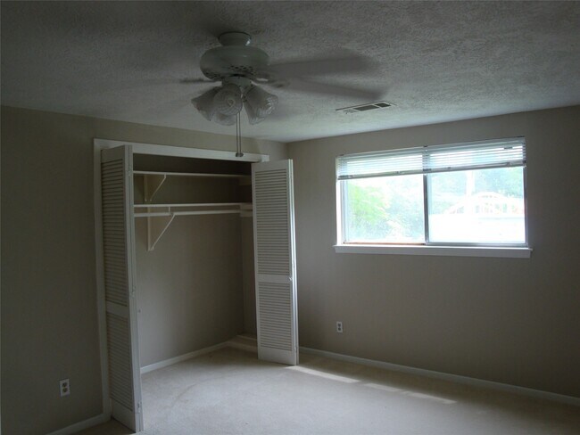 Foto del edificio - 10215 Cliffwood Dr