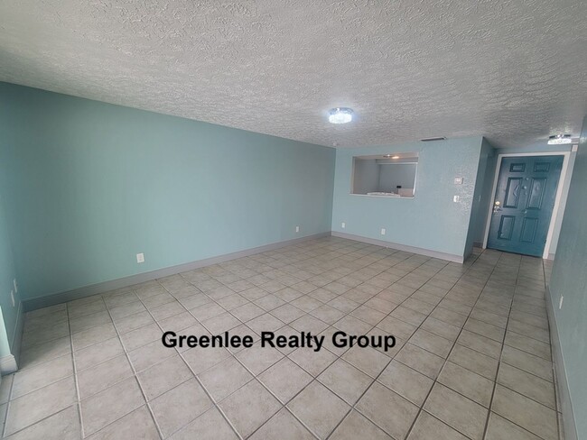 Building Photo - Updated 1 Bed/1 Bath Apt - Water/Sewer/Tra...