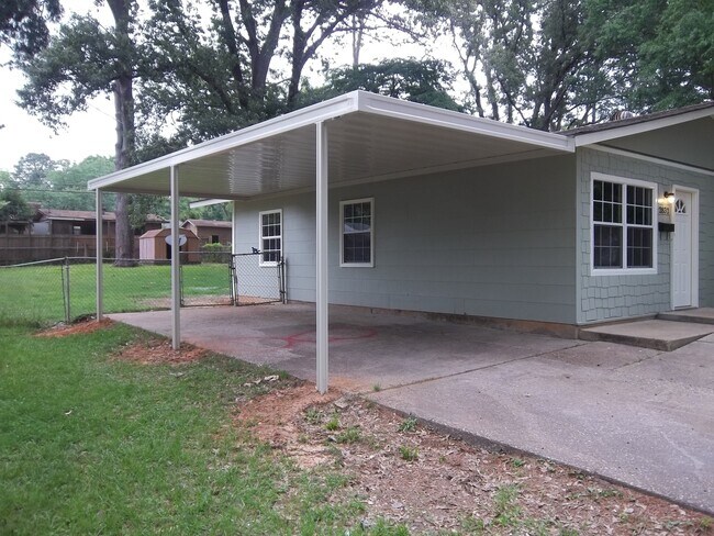 Foto del edificio - 2832 Holiday Ln