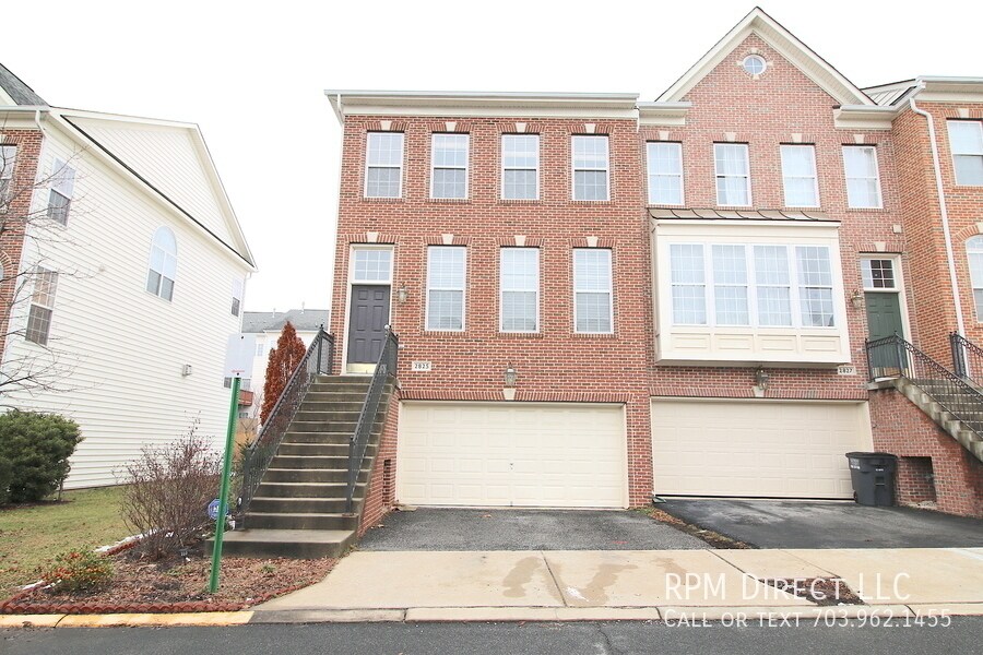 STOP THAT CAR! Stunning LARGE end unit Tow... House for Rent in