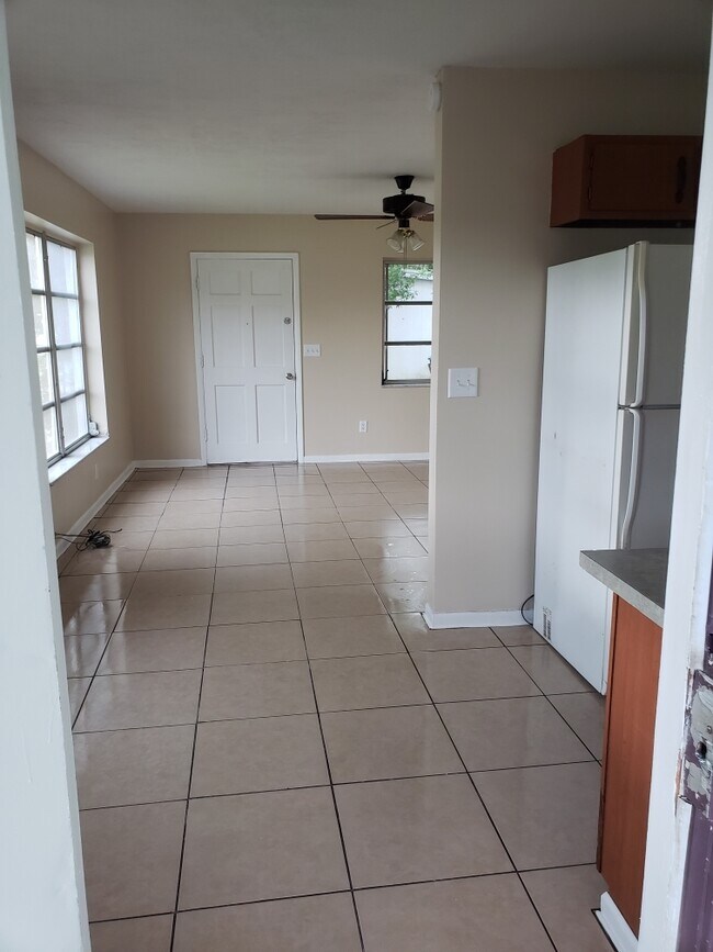 Building Photo - 2 Bed 1 Bath Pet Friendly and only $600 se...