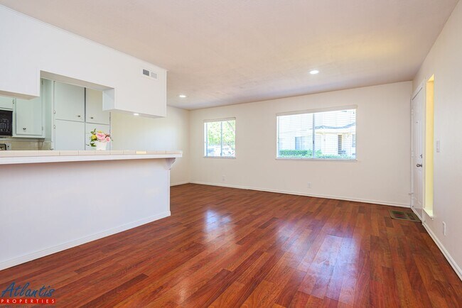 Foto del edificio - Lovely Condo | Hwd Laminate Flooring | Carport