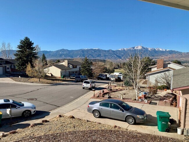 Building Photo - Spacious 4 bed 2 bath AMAZING Pikes Peak V...