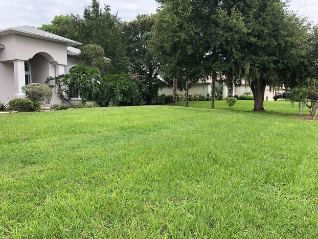 Foto del edificio - LakeFront Home in Haines City. Lawncare  Included
