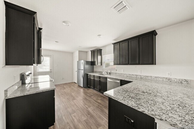 Foto del edificio - 4 Bedroom and 2 Bathroom located in Luckey...