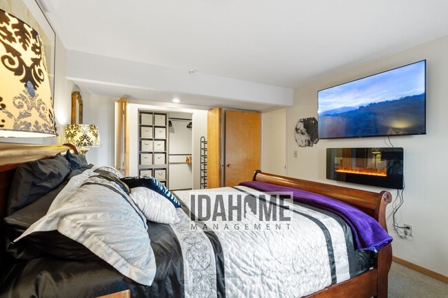 Building Photo - Upper Level of Beautiful Home