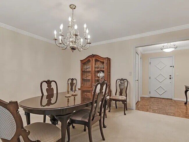 Foto del edificio - "Charming 2-Bed, 2-Bath Retreat in the Heart of Hinsdale – Spacious 2071 Sq Ft Haven!"