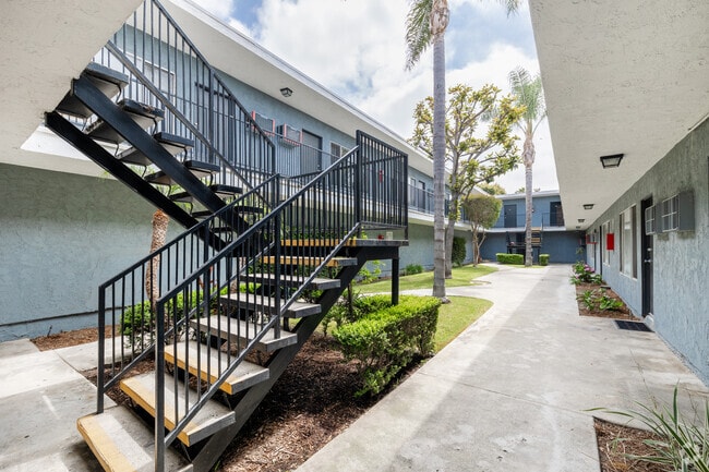 Courtyard - Osage Gardens Apartments
