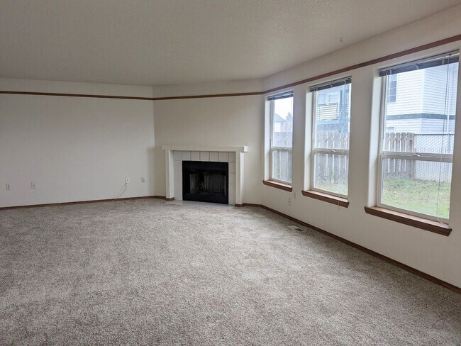 Foto del edificio - Large 3 Bedroom Home with Fenced Yard Available Now!