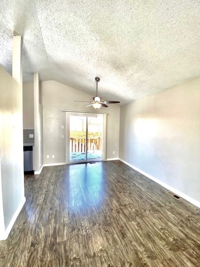 Building Photo - Lovely bi-level 3 bed/2 bath home with fen...