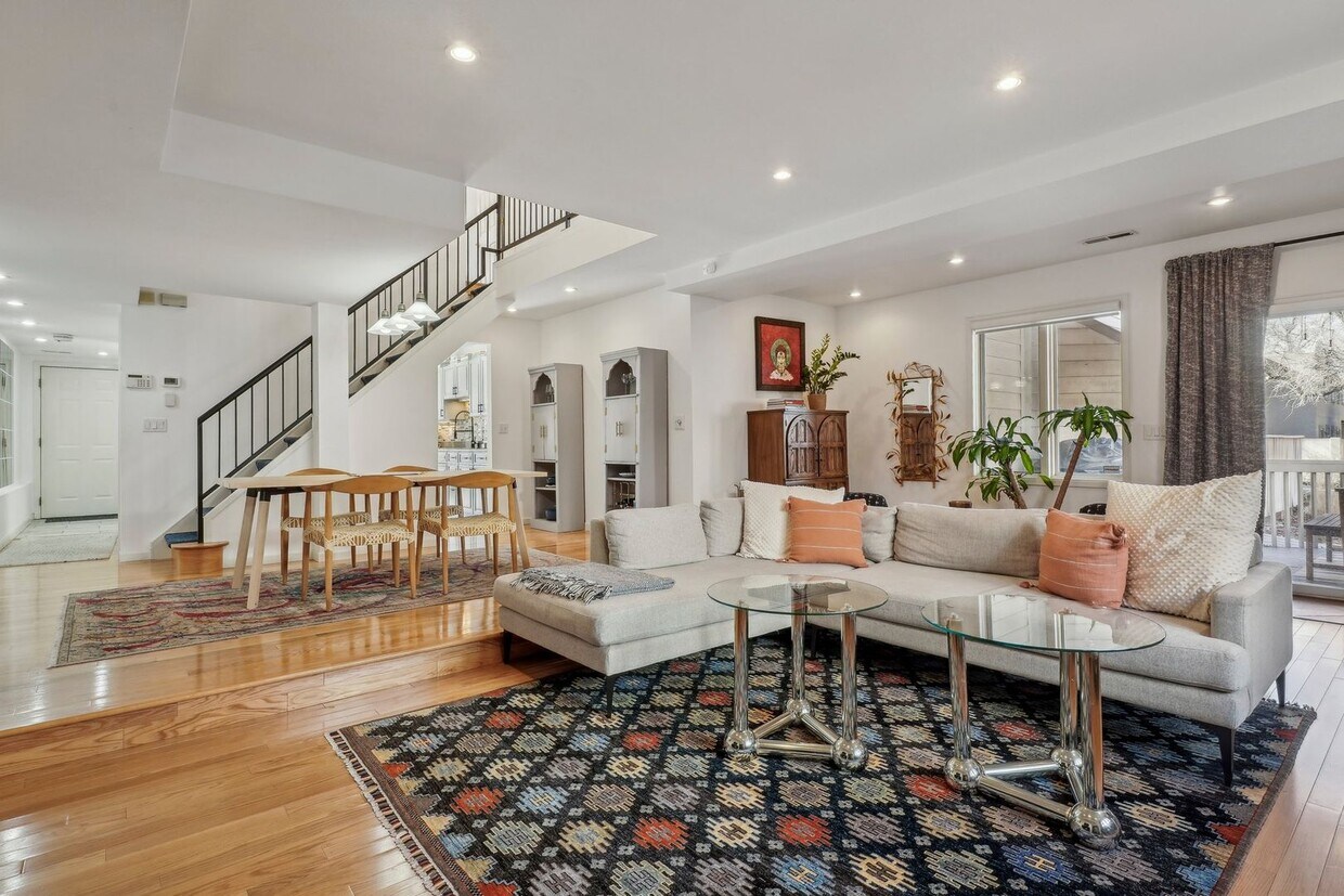 Foto principal - GORGEOUS BRICK TOWNHOME 2BD/3BA+LOFT- CHER...
