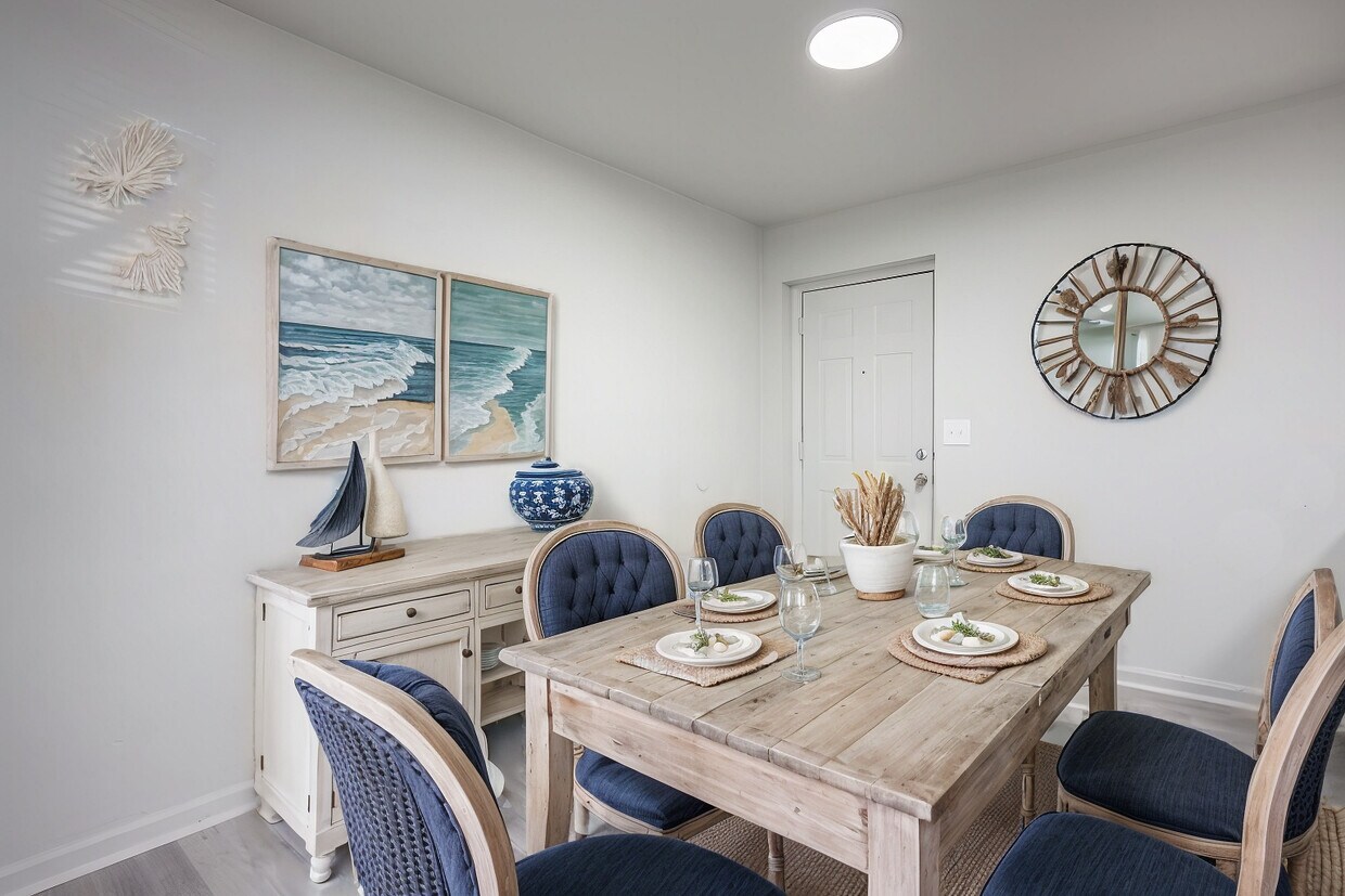 Comedor 3 habitaciones 900 pies cuadrados - Privately Owned Crestwood Gardens!