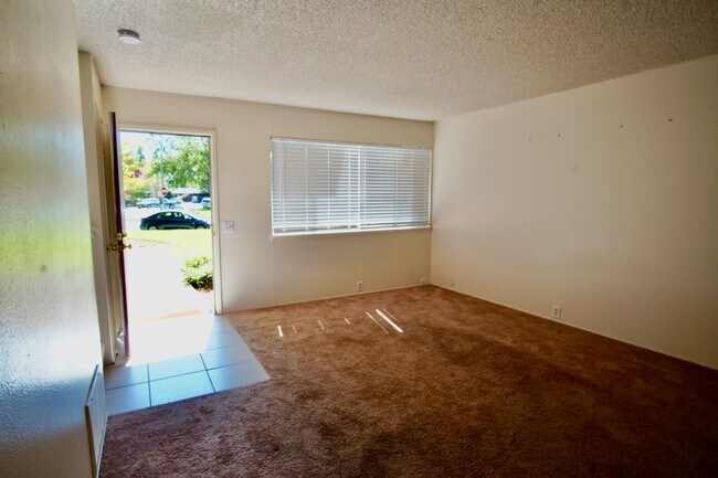 Building Photo - 1597 Drake Dr