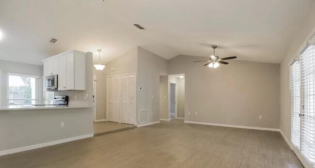 Building Photo - 555 Serenade Cir E