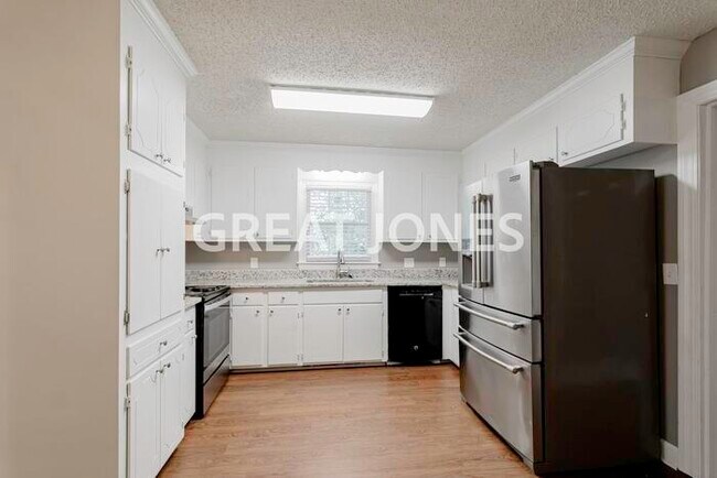 Building Photo - 2894 Elm St
