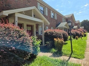 Building Photo - 1207 Green Oaks Ln