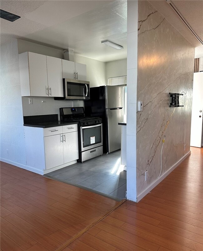 Foto del edificio - 6643 De Longpre Ave