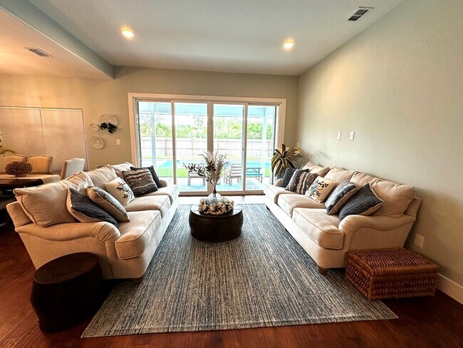 Building Photo - 175 Torrey Pines Dr