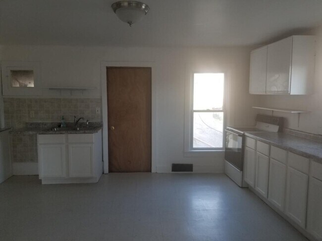 Building Photo - 210 N Van Buren Ave