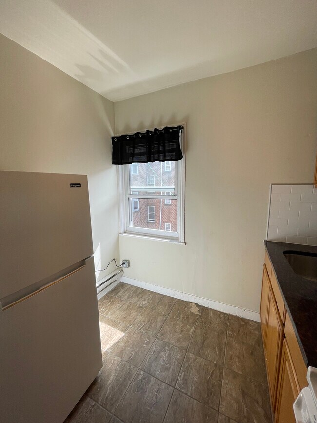 Building Photo - 504 S 41st St