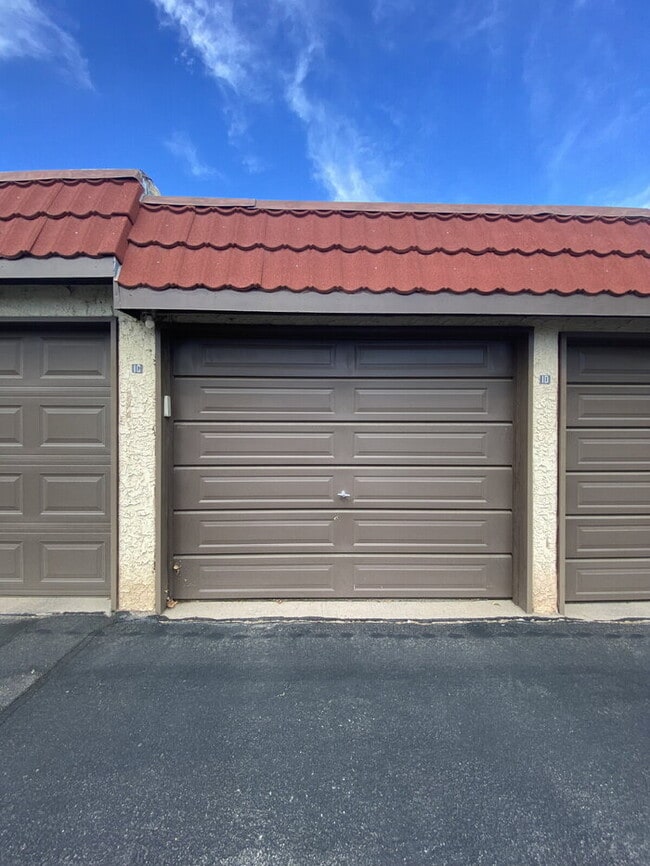 Foto del edificio - 1BR/1Bath Condo w/Single Car Garage