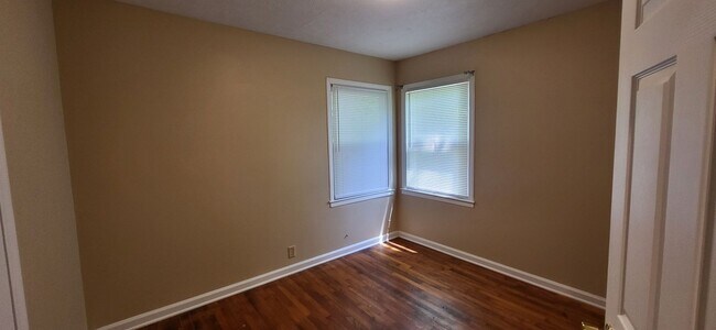 Foto del edificio - Southeast 2 BR house! 1 car garage! $995!