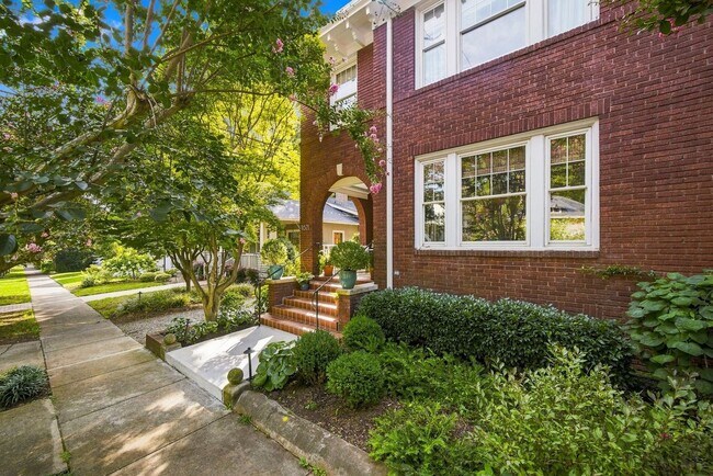 Foto del edificio - 1621 Lyndhurst Ave