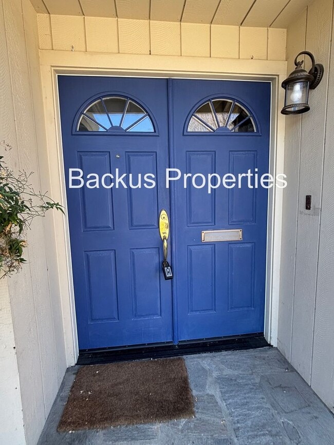 Foto del edificio - Wonderful four-bedroom corner lot home in South Salinas