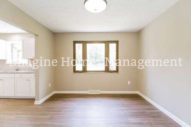 Foto del edificio - Huge 4 bedroom 3.5 bath Beautiful Pet Frie...