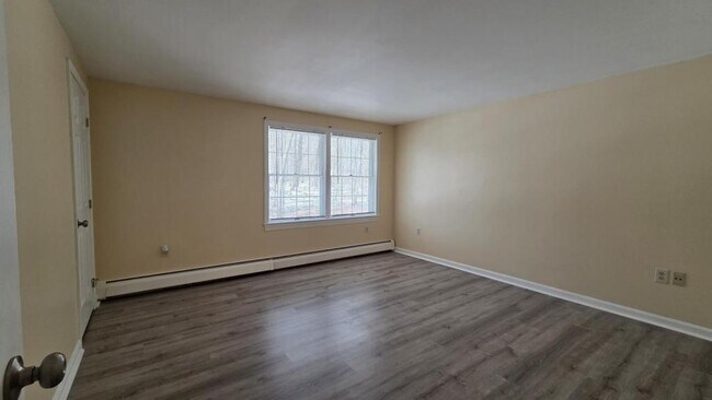 Foto del edificio - 27 N Main St