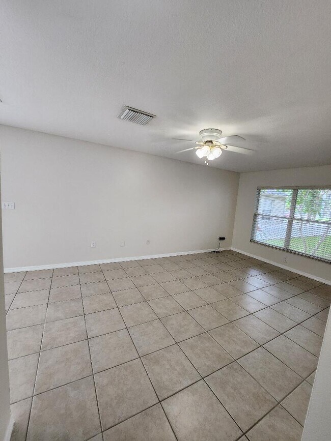 Foto del edificio - 6824 N Sterling Ave