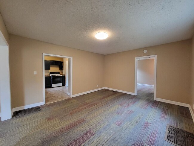 Foto del edificio - 4 Bedroom, 2 bathroom home!