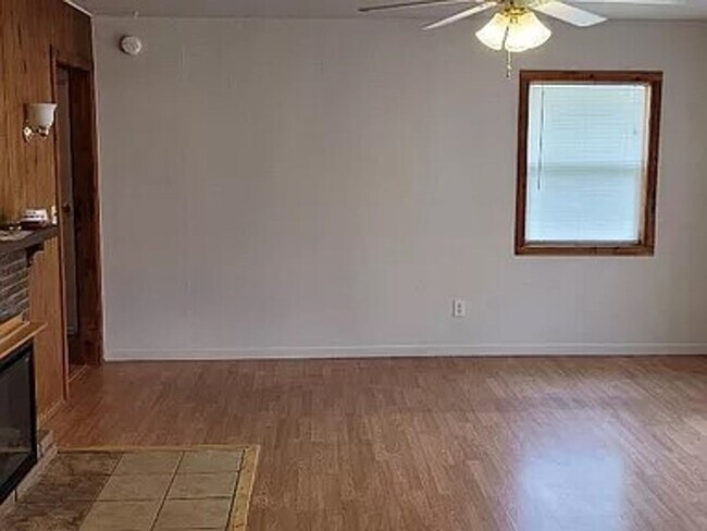 Building Photo - 2005 Umatilla - Short term lease Charming ...
