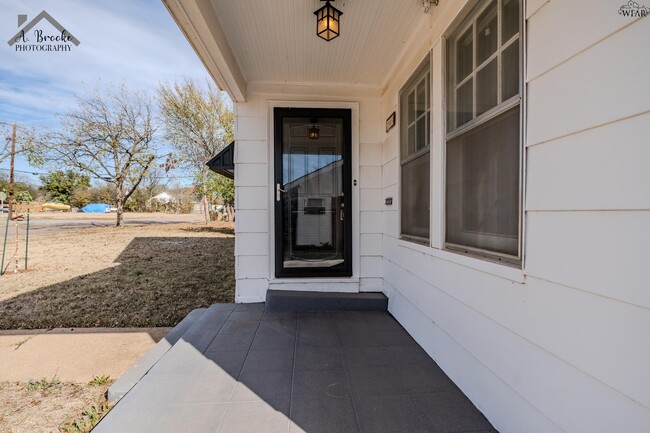 Building Photo - 2003 Arthur St