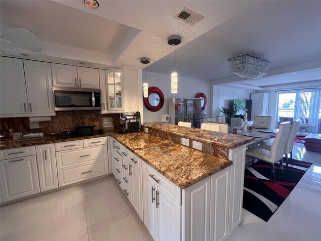 Building Photo - 400 Golden Isles Dr